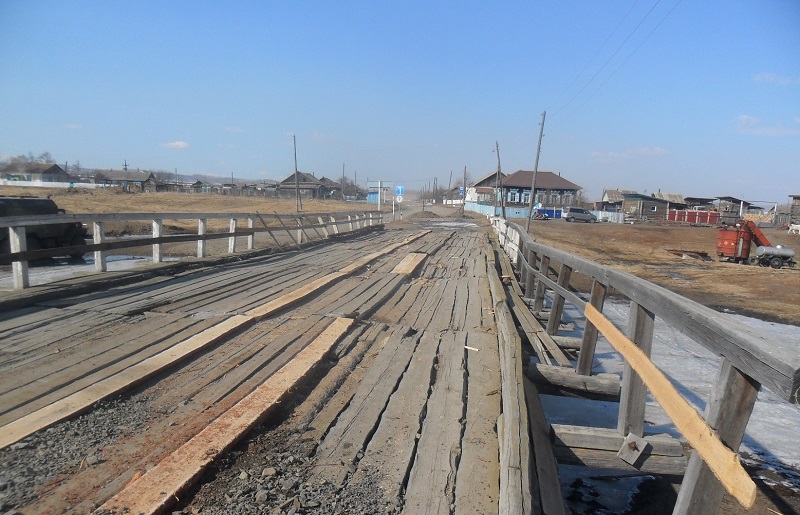 ​Власти реконструируют разваливающийся деревянный мост в селе Малышево