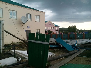 Шторм разрушил крыши нескольких зданий в Агинском округе