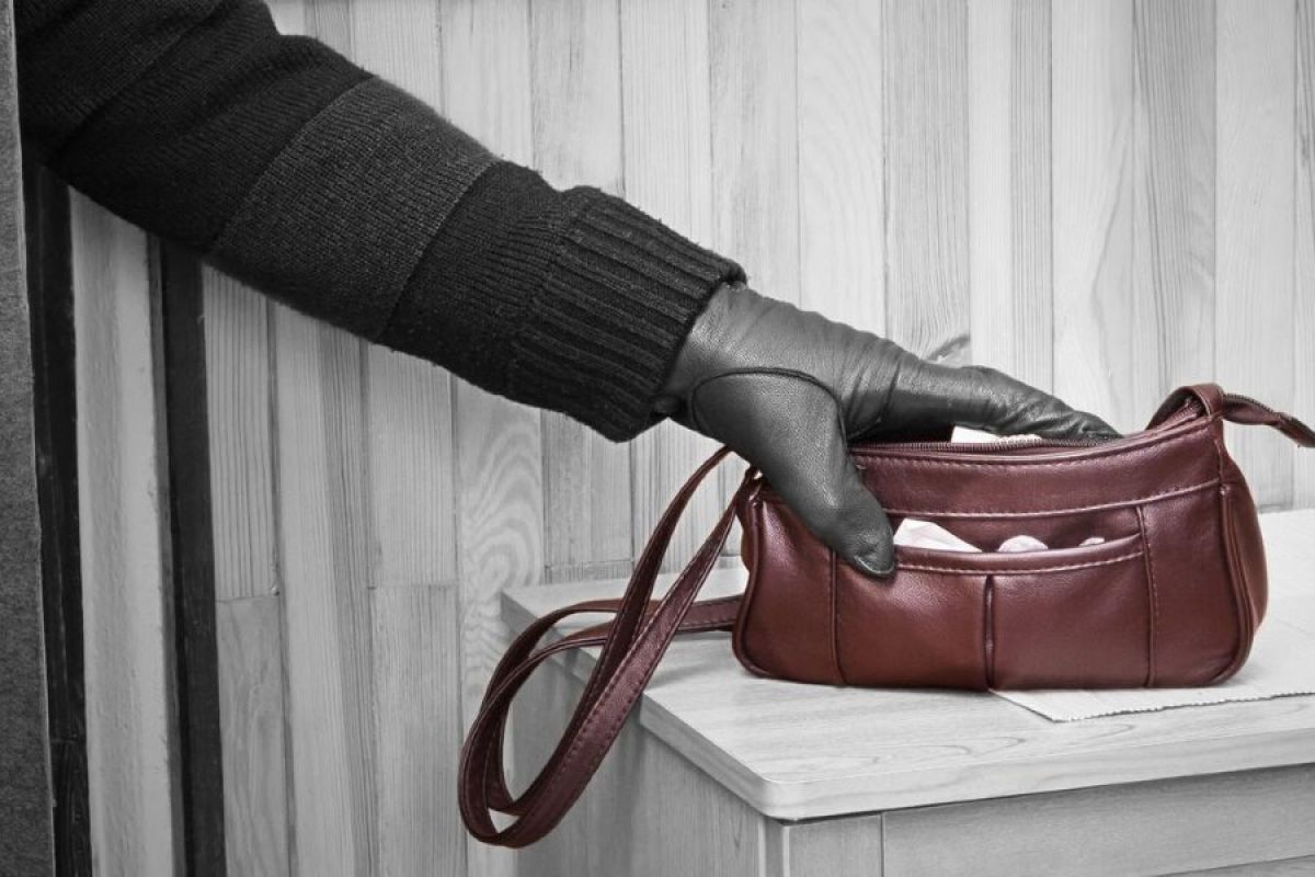 Мужчина украл брендовую сумку за 11 тыс. руб. с витрины бутика в Чите