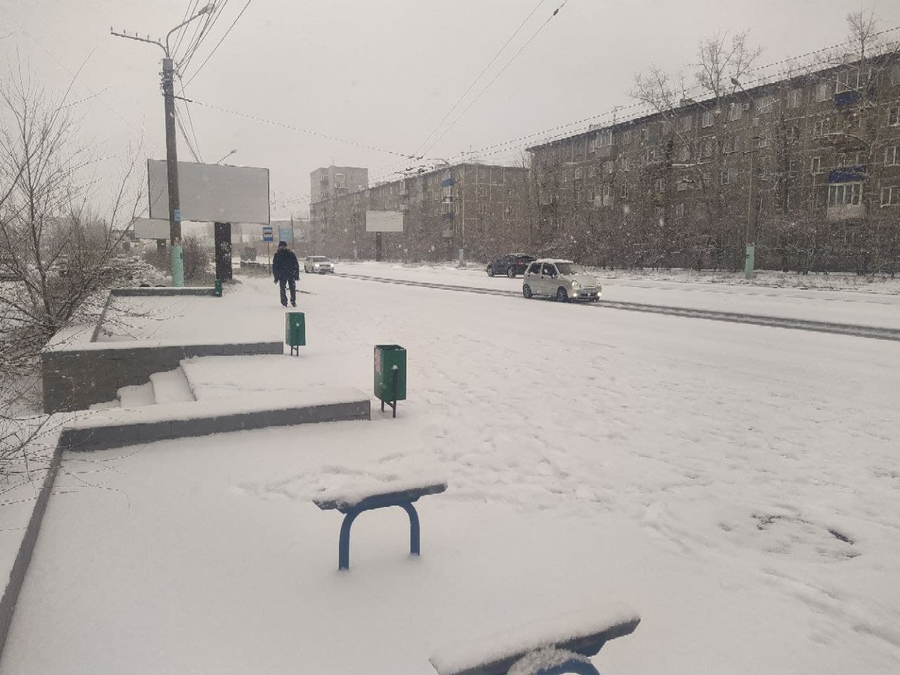 Столицу Забайкалья накрыло снегом: троллейбусы в затруднительном положении, дорожники пытаются что-то сделать