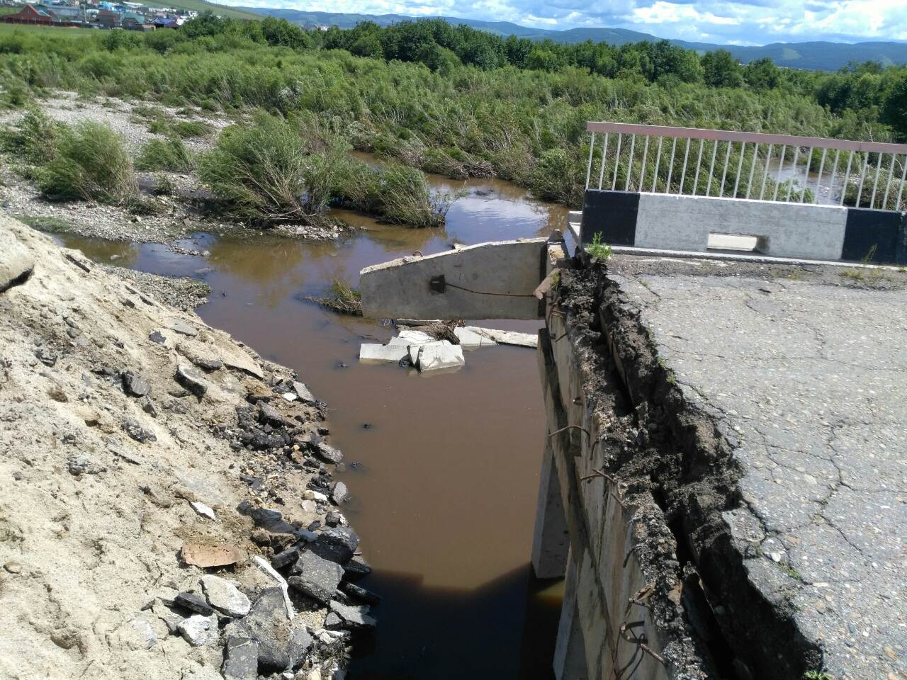 В Забайкалье из-за сильного ливня поднялся уровень воды в реке Кия