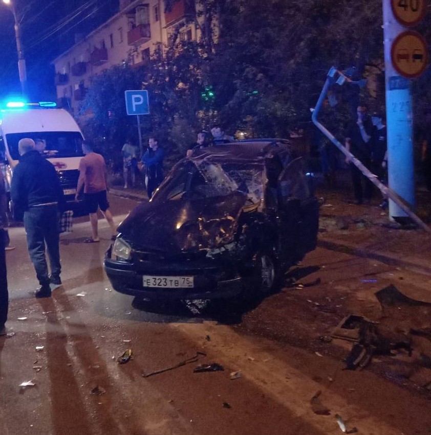 Жёсткое ДТП с такси произошло ночью в Чите