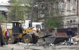 ​Помойку возле здания краевого минобра все же решили убрать