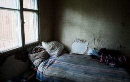 В Могоче после смерти матери, сын-инвалид остался один жить в разбитом доме