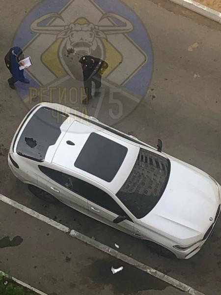 В Чите разбили стекло BMW – на машину сбросили кальян