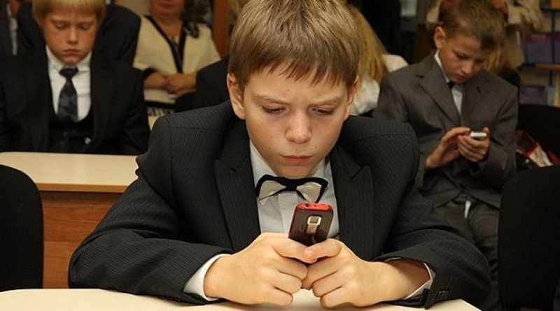 ​Минобр Забайкалья разослал в школы методички о вреде мобильников