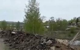 Рабочие устроили свалку из кусков снятого асфальта на местном водозаборнике (видео)