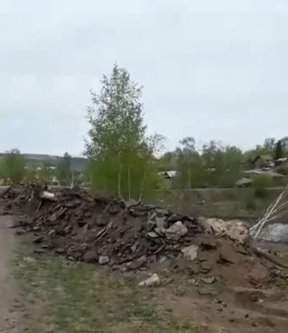 Рабочие устроили свалку из кусков снятого асфальта на местном водозаборнике (видео)