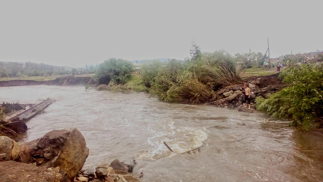 ​Река Дакитуй в Красночикойском районе снесла мост, отрезав проезд к селу Менза