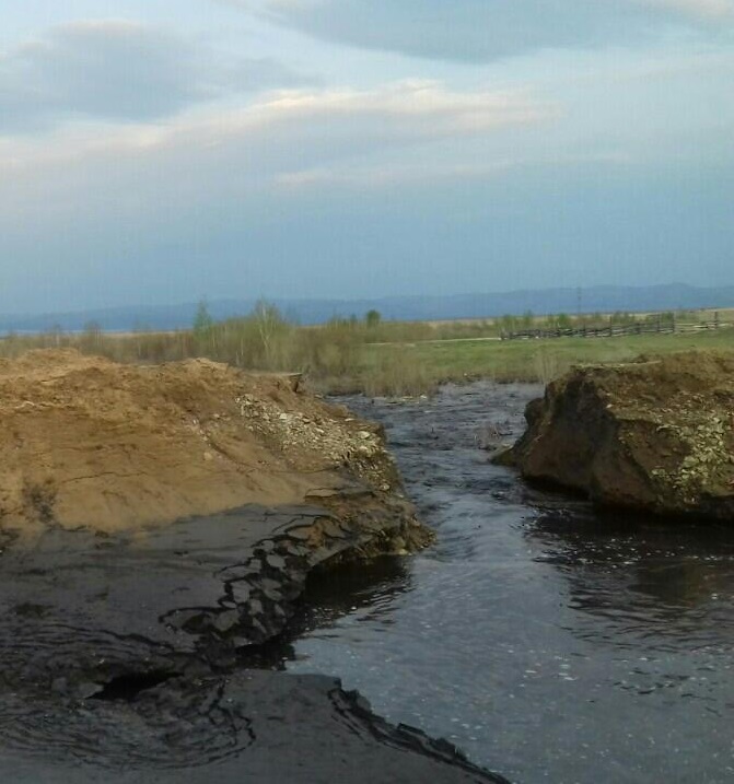 Вода размыла мост в селе Домна-Ключи. 24 мая
