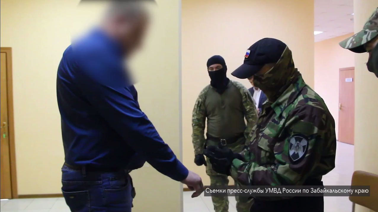 СК задержал трех сотрудников «Службы единого заказчика» Забайкалья за взятку в 3,5 миллиона рублей