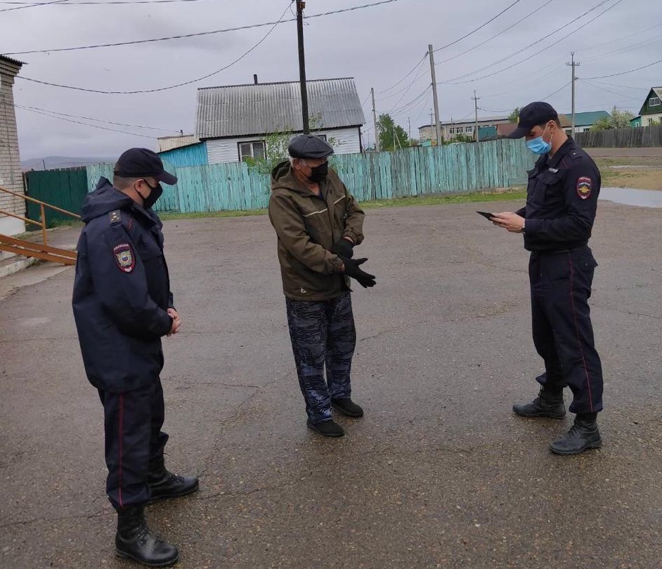 Полицейские патрули работают на улицах закрытого на карантин Угдана 