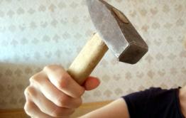 Житель Борзи несколько раз ударил девушку молотком по голове и обокрал ее