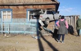 В Улан-Удэ «Тойота» врезалась в жилой дом