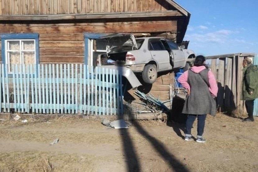 В Улан-Удэ «Тойота» врезалась в жилой дом