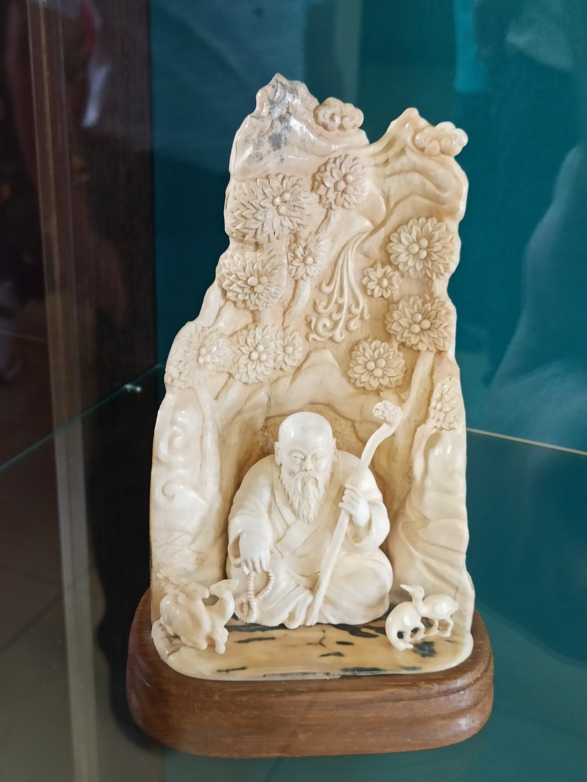 В поселке Агинское открылась выставка экспонатов, созданных из бивней мамонта