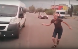 В Чите чуть не подрались маршрутчики. Один из водителей принес извинения (видео)
