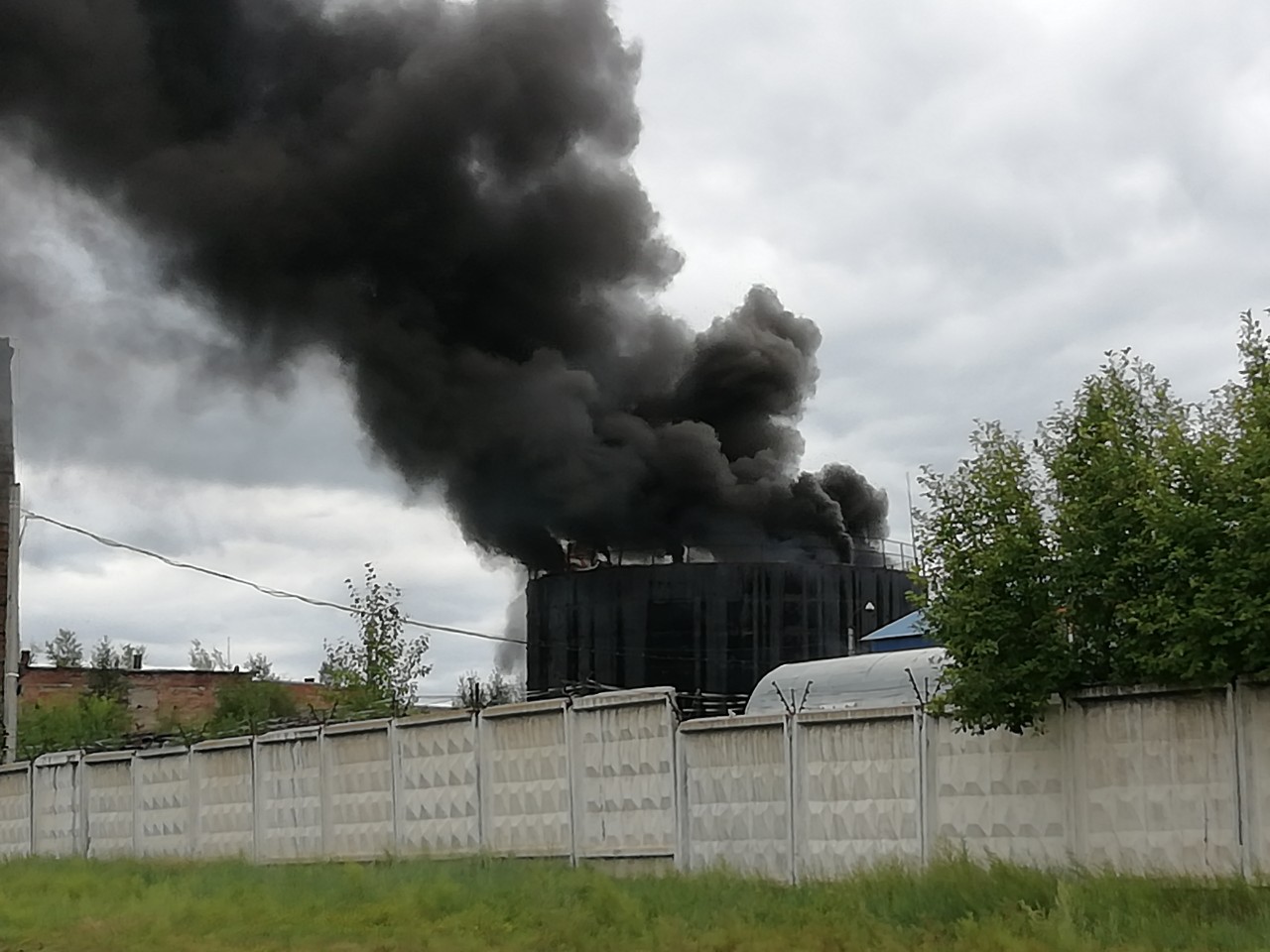 Сегодня на территории военного завода в Песчанке горела емкость с мазутом. Неподалеку расположены склады с боеприпасами "Брежневского полка" и ДОСы мирных жителей. К счастью, не рвануло.