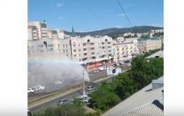 В Чите на улице Бабушкина забил гейзер (видео)