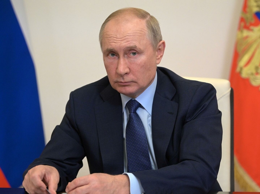 Путин поручил усилить контроль над соблюдением COVID-ограничений