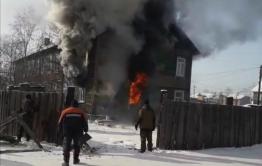 В Чернышевске горит деревянная двухэтажка