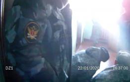 Видео с пытками заключенного, якобы снятое в колонии Забайкалья, появилось в сети 