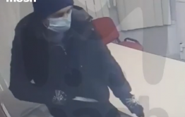 Грабитель, напавший на офис микрозаймов в Чите, переоделся и вернулся на место преступления