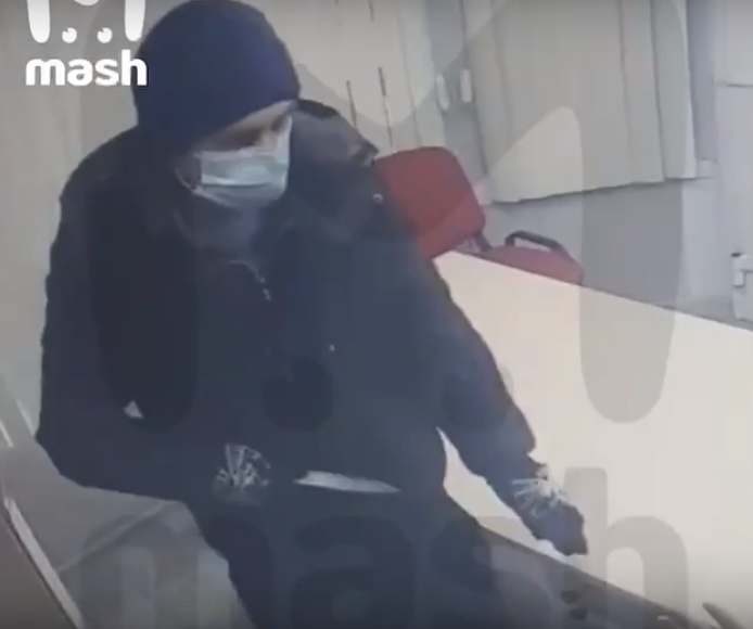 Грабитель, напавший на офис микрозаймов в Чите, переоделся и вернулся на место преступления