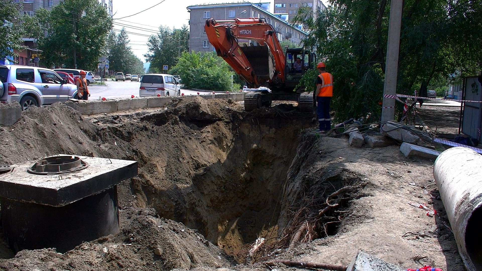 Вечорка ТВ: В Чите «Водоканал» вырыл шестиметровую яму по улице Кастринская