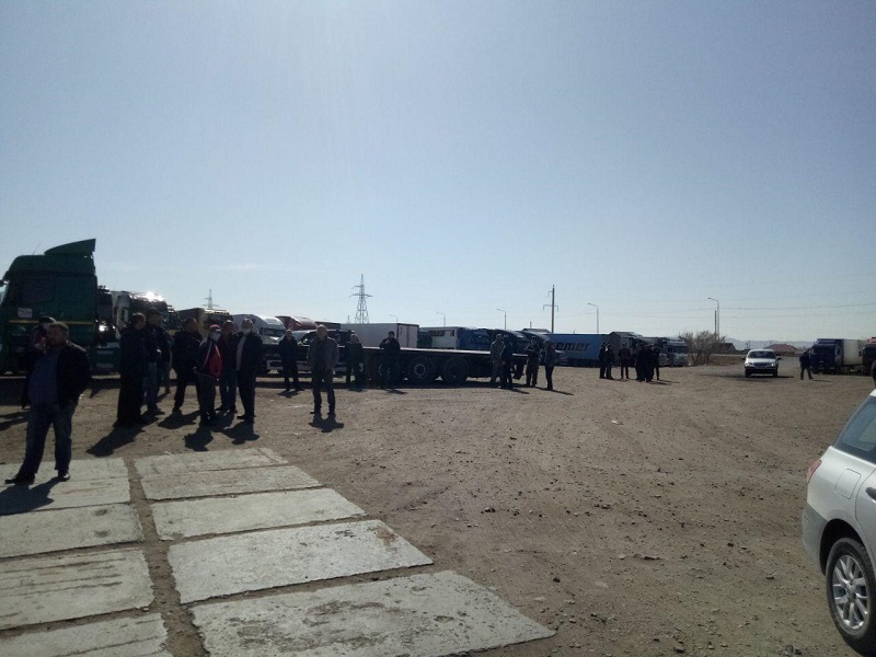 Более 600 фур скопилось на границе в Забайкальске
