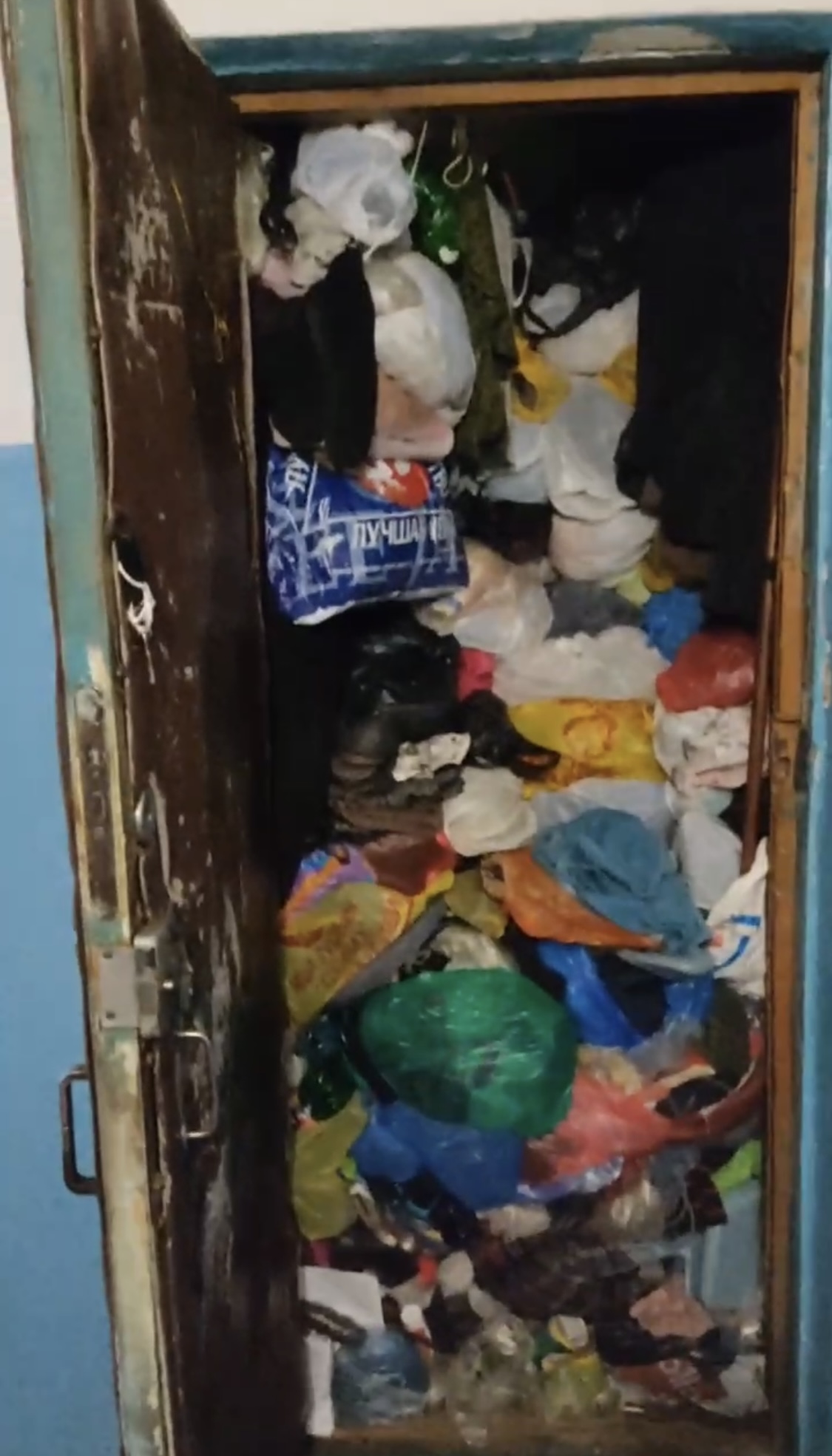 Хозяин квартиры, заваленной мусором до потолка, топит соседей в Чите