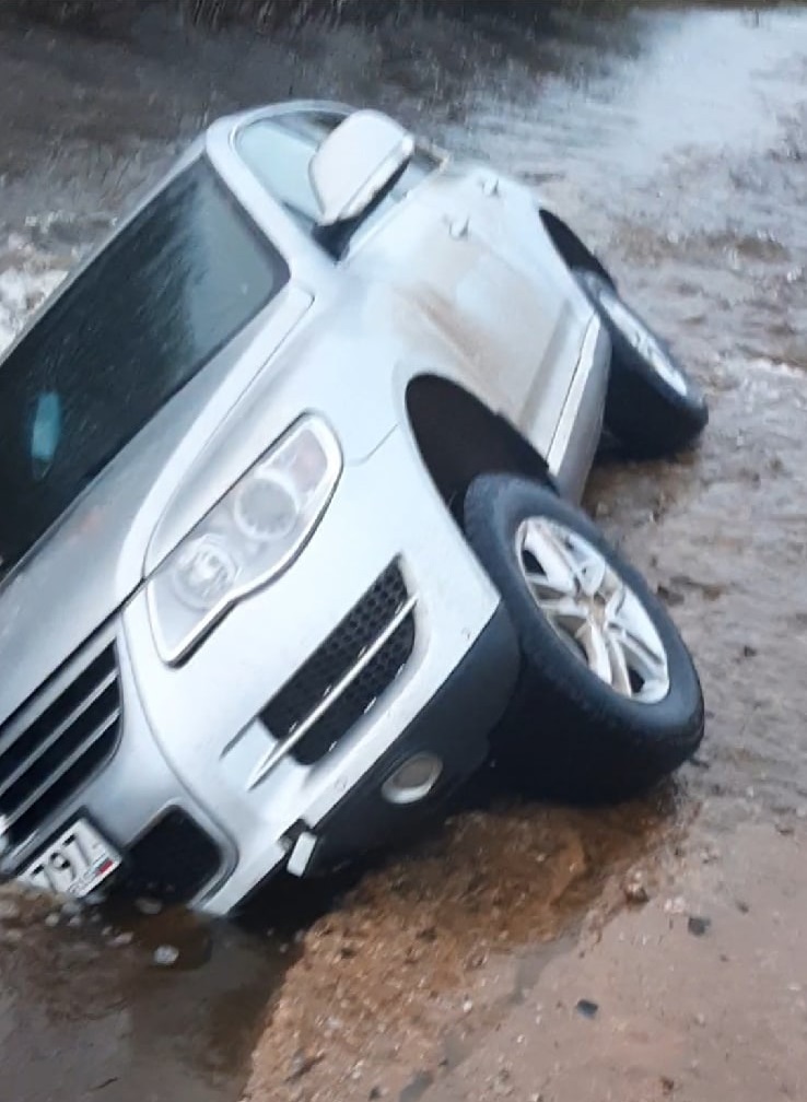 Машина ушла под воду из-за размытой дороги в Газ-Заводском районе Забайкалья 