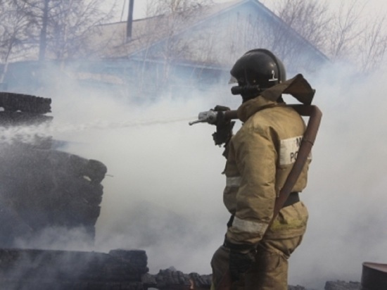 Два человека погибли при пожаре в поселке под Читой