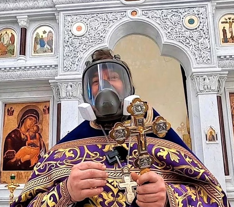 Молитвой и противогазом. Патриарх Кирилл призвал не ходить в храмы во время COVID-19