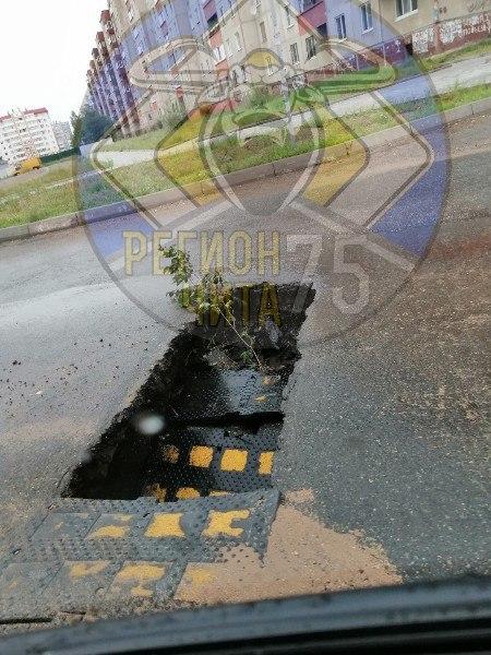 «Лежачий полицейский» провалился после дождя в Северном
