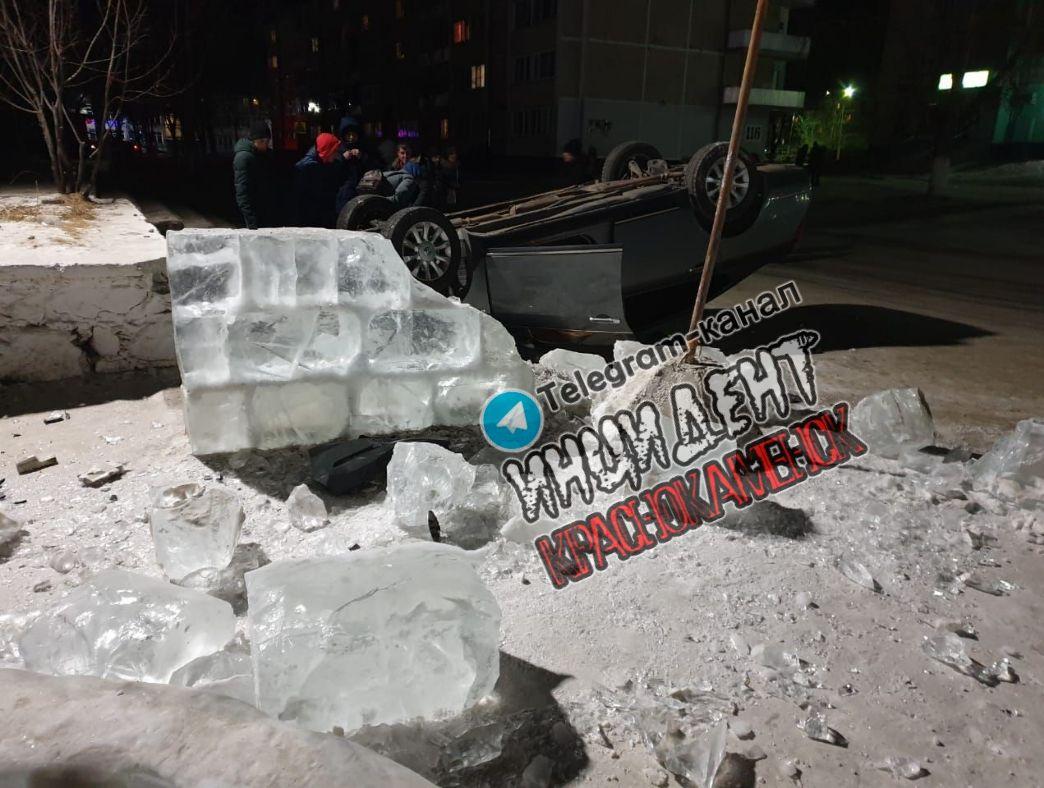 Автомобилист в Краснокаменске решил снести ледовый городок, не дожидаясь, пока тот растает — и просто врезался в него, перевернув машину. 15 февраля.