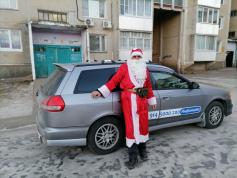 Таксисты в Краснокаменске помогают горожанам обрести новогоднее настроение. 31 декабря