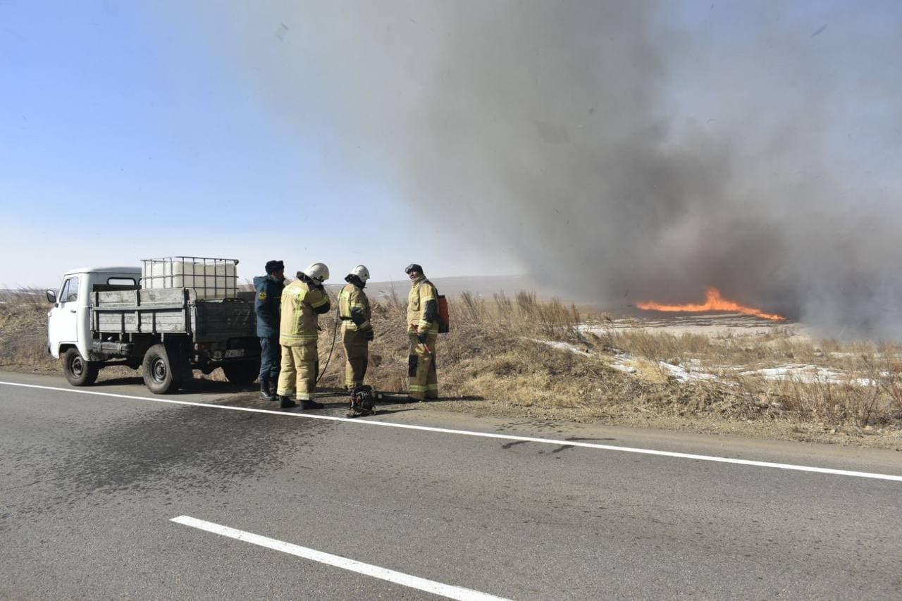 Добровольцы и пожарные тушат степной пожар в одном из районов Забайкалья — фоторепортаж
