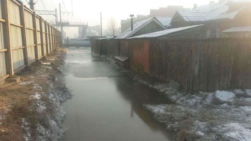 ​Улицу Перонную на Чите -1 залило водами канализации