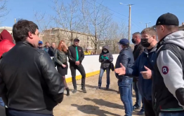 Жители Читы накинулись на депутата от КПРФ из-за плохой хоккейной площадки (видео)