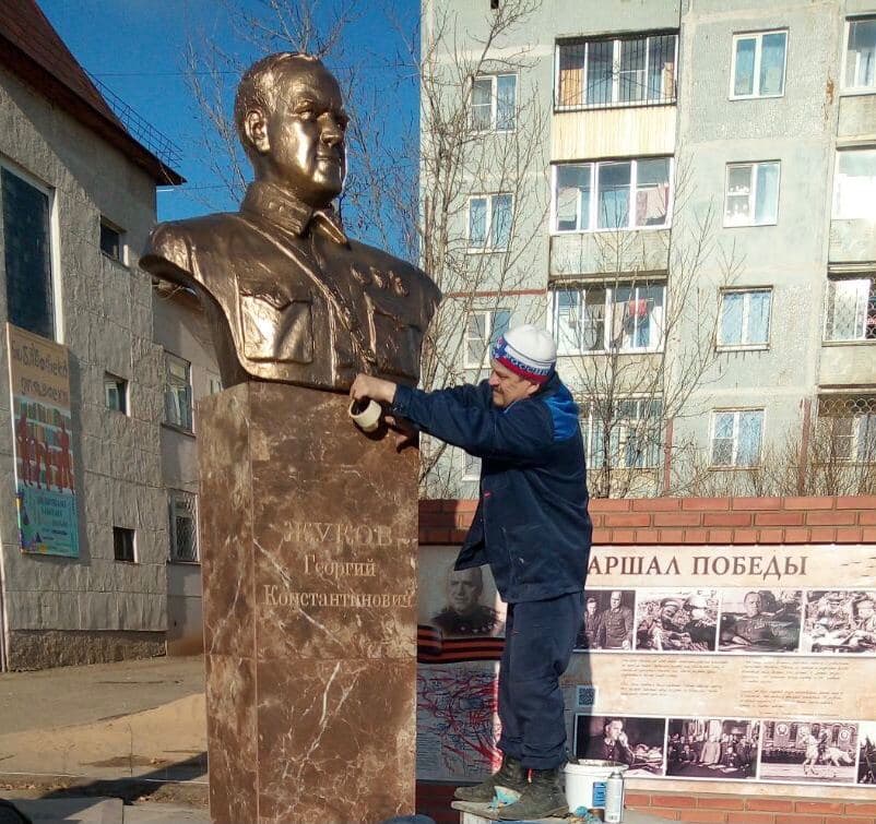 Памятник полководцу Георгию Жукову, установленный в шестом микрорайоне КСК около библиотеки N5. 05.11.2020