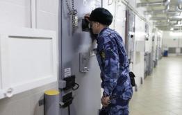 Вертухай из колонии, где сидит Тахи, предстанет перед судом
