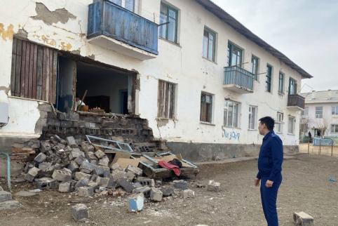 Упала стена жилого дома — на чиновников одного из посёлков Забайкалья завели уголовное дело