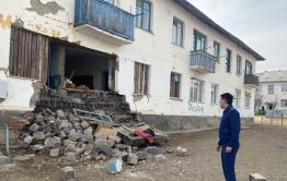 Упала стена жилого дома — на чиновников одного из посёлков Забайкалья завели уголовное дело