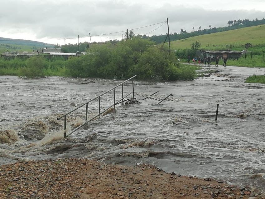 В селе Шилкинского района Забайкалья снесло мост из-за подъема реки Кия