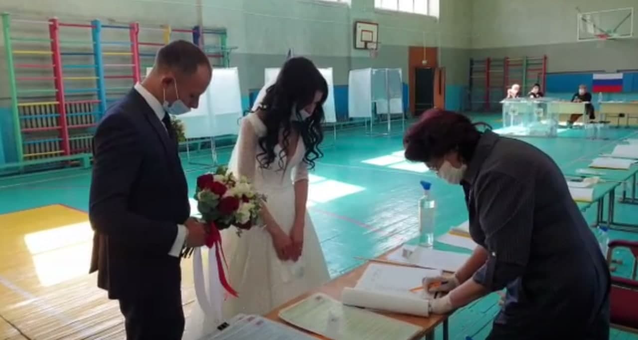 В Чите пара проголосовала на избирательном участке в день свадьбы