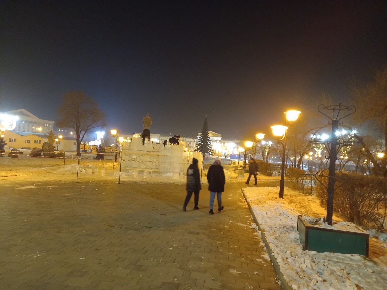 Ледовый городок на площади Ленина в Чите уже вовсю строят