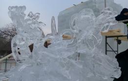 ​Неизвестные сломали скульптуру в ледовом городке на площади Ленина