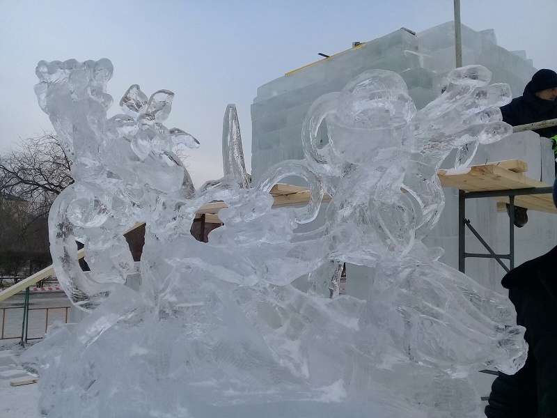 ​Неизвестные сломали скульптуру в ледовом городке на площади Ленина