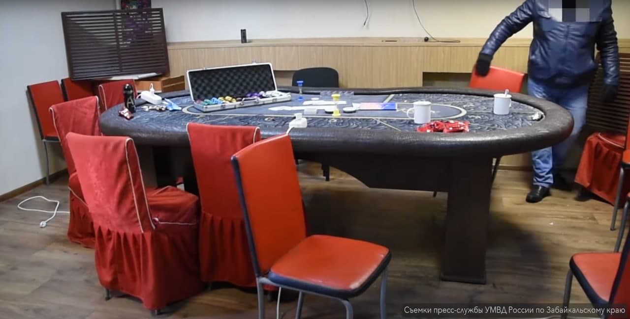 Силовики накрыли подпольный покерный клуб, скрывавшийся под вывеской продуктового магазина в Чите (Видео)